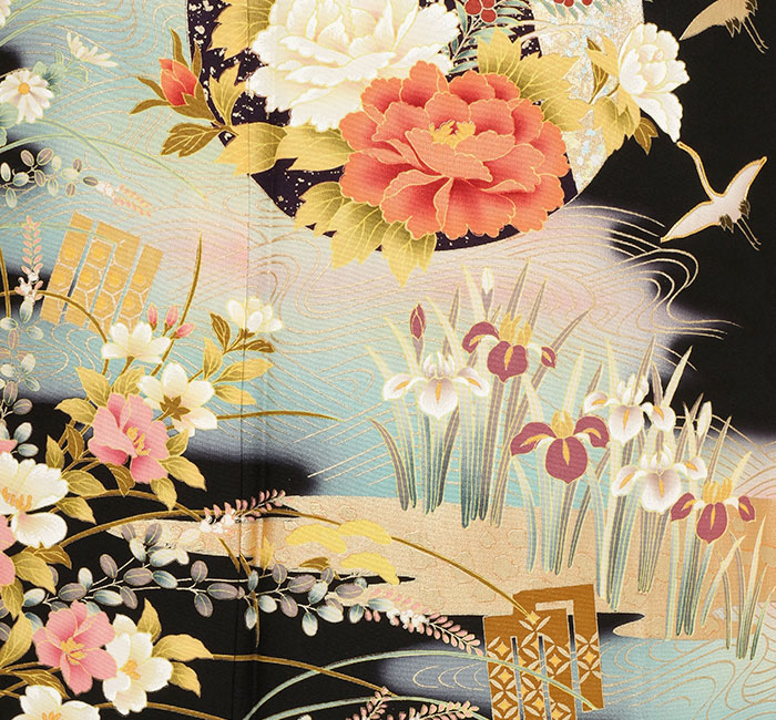 40代～50代におすすめ　黒留袖　金駒刺繍　飛翔鶴　花景色